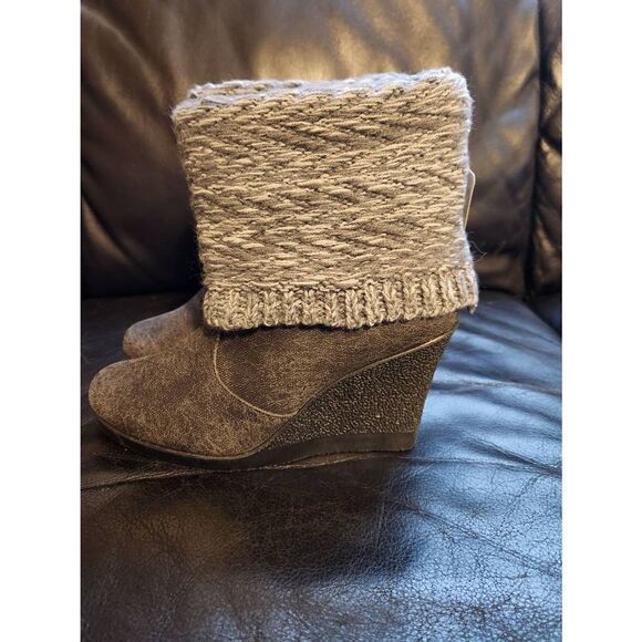 NWT MucLuks GreyLea Striped Canvas and sweater Waterproof  boots size 8 - Picture 3 of 7